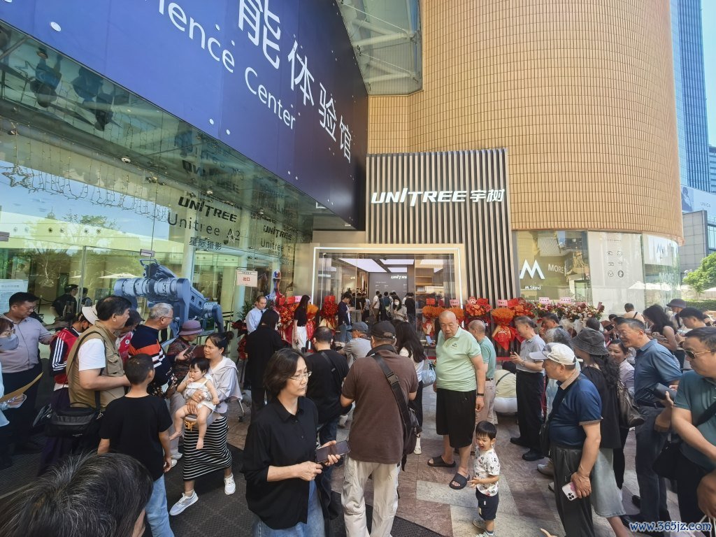 宇树科技门店外集会了大宗东谈主群。本文图片均泉源 倾盆新闻记者 秦盛